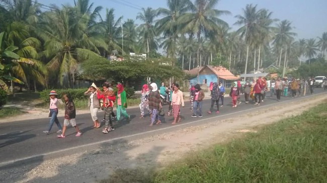 Aksi jalan kaki dari Jambi ke Jakarta oleh Suku Anak Dalam.