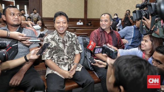 Mantan Ketua Umum Partai Persatuan Pembangunan (PPP) Romahurmuziy alias Romi saat menjalankan sidang perdana terkait kasus suap pengisian jabatan Kementerian Agama (Kemenag) RI di Pengadilan Tipikor, Jakarta, Rabu, 11 September 2019. CNN Indonesia/Bisma Septalisma