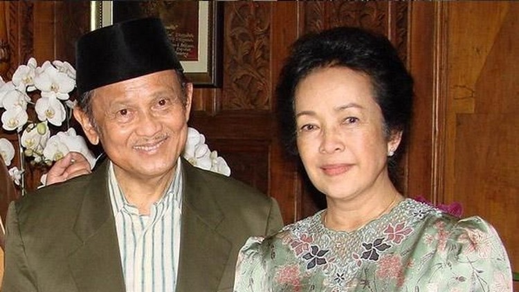Beda Ainun dan Habibie dalam Mendidik Anak, Menarik untuk Ditiru Di tengah kesibukannya dulu, Habibie dan Ainun selalu menyempatkan diri untuk ciptakan momen berkualitas dengan anak-anaknya.