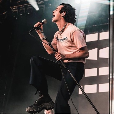 Injak Bendera Korea, Vokalis The 1975 Dikecam