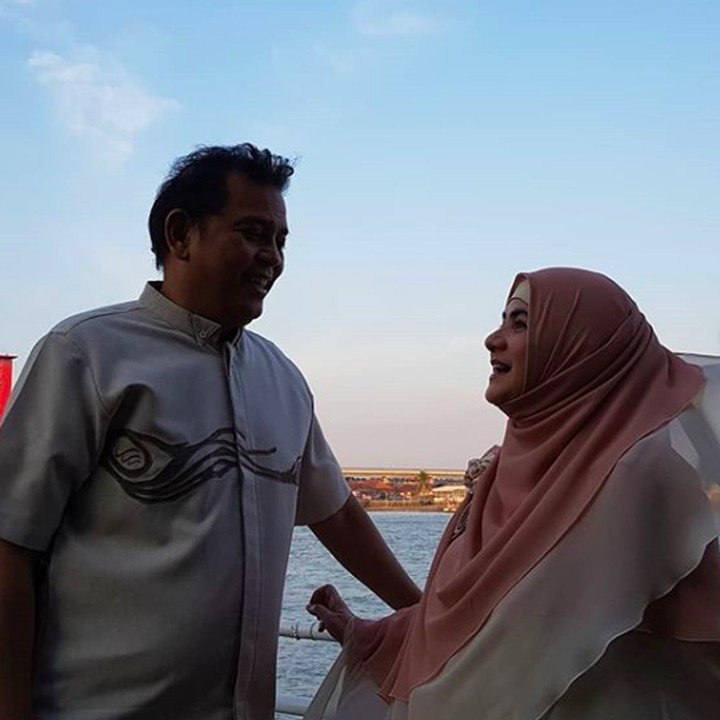 <p>Astri dan Dariola dikarunia tiga anak laki-laki, Kevin Arighi Yusharyahya, Adrio Faresi, dan Riedo Devara. (Foto: Instagram @astrie_ivo)</p>
