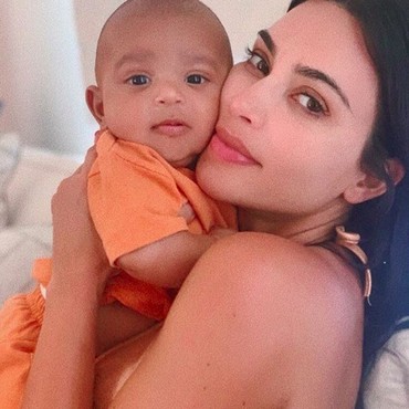 Pesan Manis Kim Kardashian di Ulang Tahun Pertama Putranya