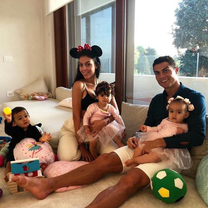 <p>Kayaknya lagi <em>mager</em> alias malas gerak ya, jadi main di <em>playground</em> rumah aja deh. <em>He-he-he</em>. (Foto: Instagram @cristiano)</p>