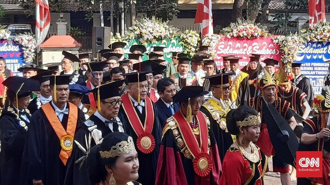 Menkumham Yasonna Laoly dikukuhkan sebagai guru besar di STIK dengan didampingi oleh Ketua Umum PDIP Megawati Soekarnoputri dan Wapres JK.