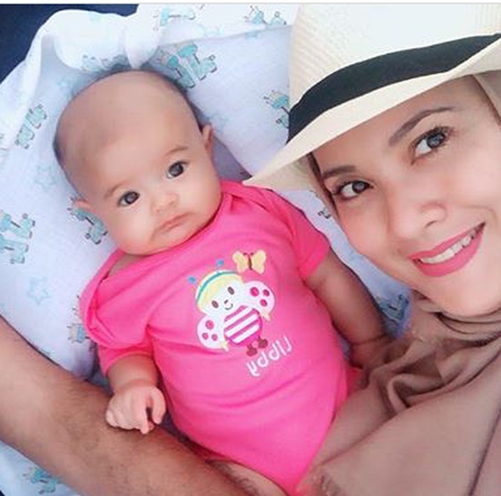 <p><em>Throwback</em>! Elma dan sang suami, Julianda Barus sedang momong Eijaz saat masih bayi. (Foto: Instagram/ @elmatheana)  </p>