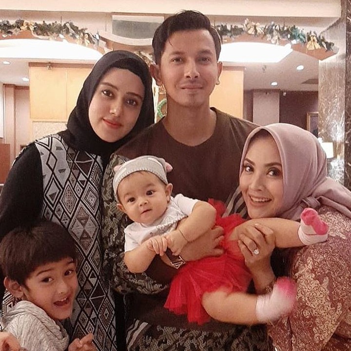 <p>Aih, adem banget melihat kompaknya keluarga ini. (Foto: Instagram/ @elmatheana)</p>