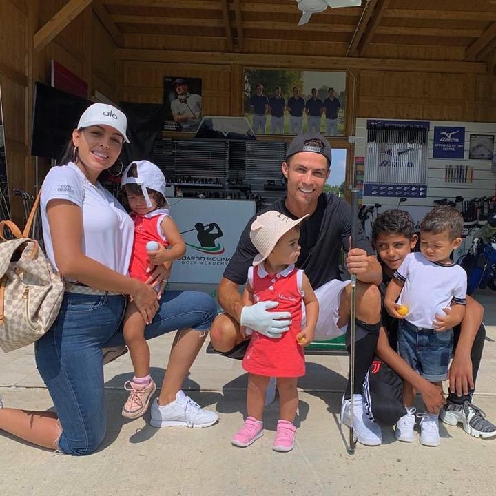 <p>Saat tak ada latihan dan pertandingan, Ronaldo selalu menyempatkan waktu bersama keluarga. "<em>Happy Sunday With Family</em>," tulis kapten Timnas Portugal ini. (Foto: Instagram @cristiano)</p>