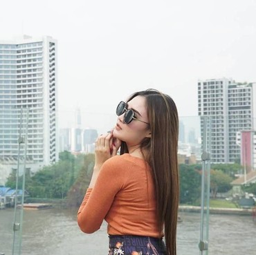 7 Potret Gaya Nella Kharisma Saat Liburan ke Luar Negeri