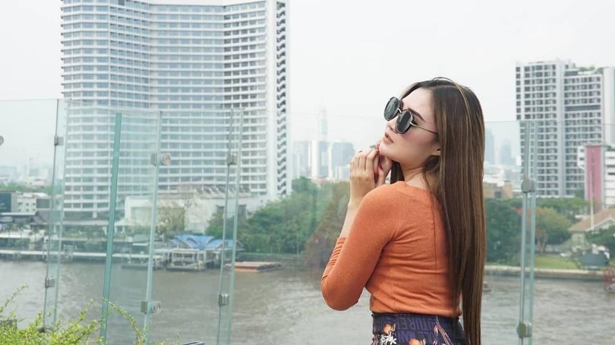 Namanya sering disandingkan dengan Via Vallen&comma; berikut enam potret cantik dari pelantun Balungan Kere&comma; Nella Kharisma&period;