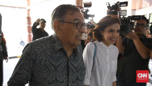 Jurnalis senior Najwa Shihab memastikan kondisi ayahnya, Quraish Shihab, telah membaik. Sebelumnya, Quraish menjalani operasi usai terkena serangan jantung.