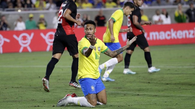 Timnas Brasil dan timnas Argentina meraih hasil berbeda saat menghadapi lawan masing-masing dalam laga uji coba internasional.