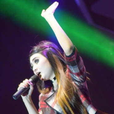 7 Potret Aksi Panggung Nella Kharisma