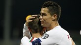 FOTO: Ronaldo Kejar Rekor Gol Ali Daei Cristiano Ronaldo mengejar rekor mantan pemain timnas Iran Ali Daei usai mencetak quattrick saat Portugal menang telak 5-1 atas Lithuania.