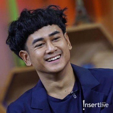 Pergi ke Labuan Bajo, Dwi Andhika Kerap Ditemani Wanita Cantik Siapa ya?