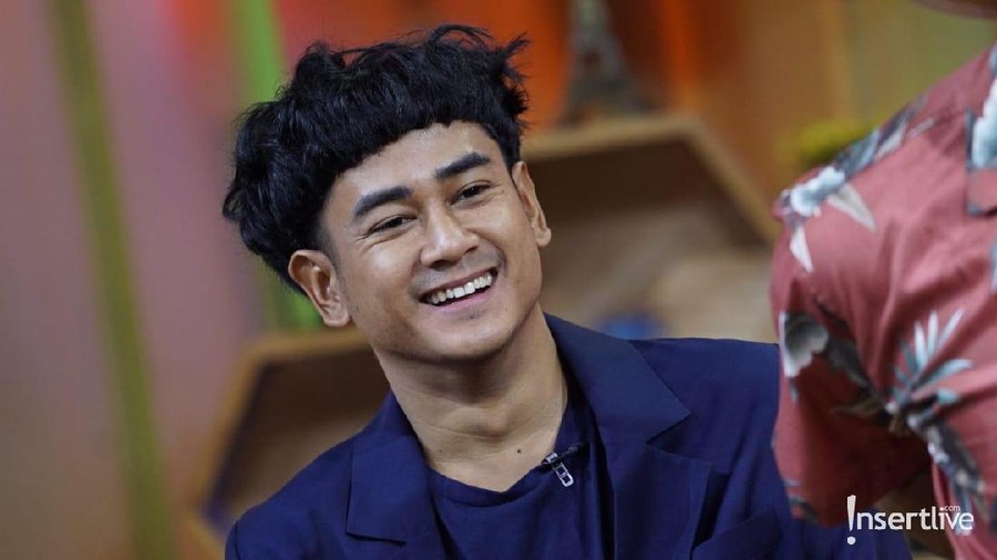 Dwi Andhika selalu ditemani dua wanita cantik ketika pergi ke Labuan Bajo. Siapa ya?