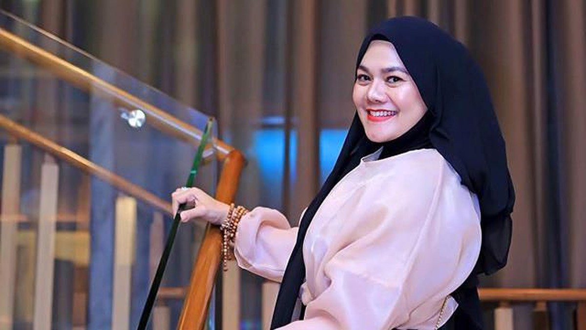 Kecantikan Sarita Abdul Mukti sering mendapatkan pujian dari publik&period; Ibu empat anak ini selalu tampil cantik dan alami&period; 