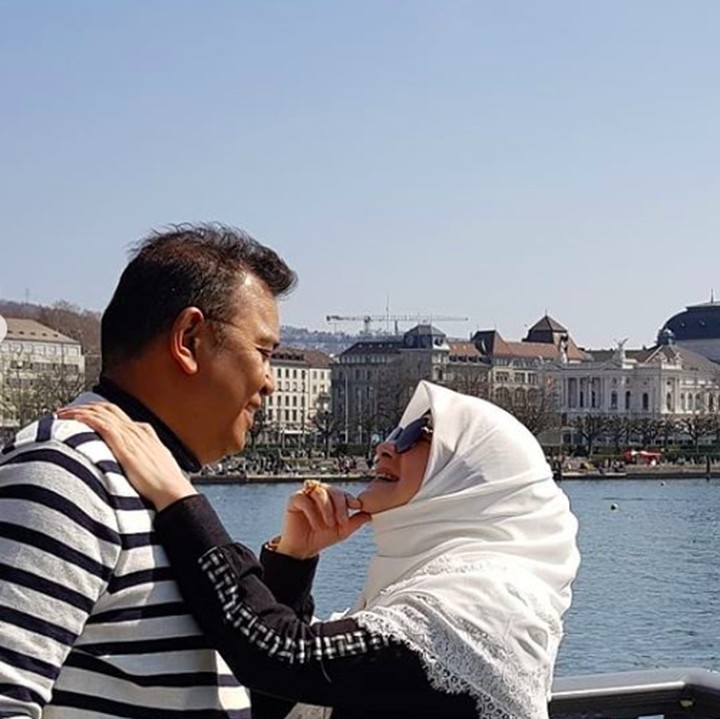<p>Saling bertatapan mesra, membuat pasangan satu ini banyak didoakan agar makin harmonis oleh para penggemarnya. (Foto: Instagram @astrie_ivo)</p>