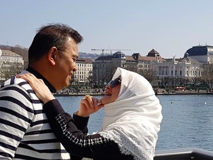 Mengintip 7 Potret Kemesraan Penyanyi 80-an Astri Ivo dan Suami