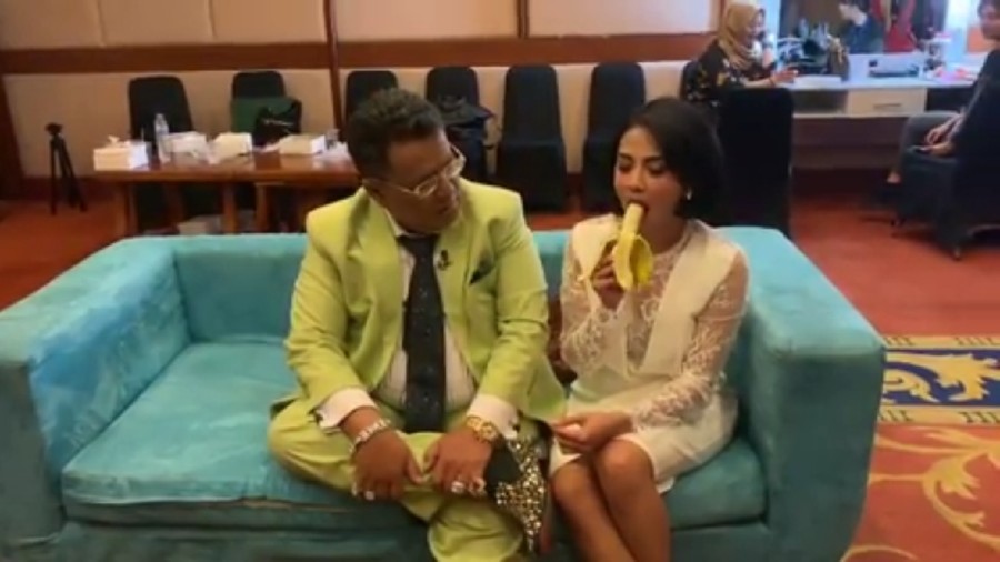 Hotman Paris dibuat bengong tak bisa berkata-kata saat menyaksikan Vanessa makan pisang.