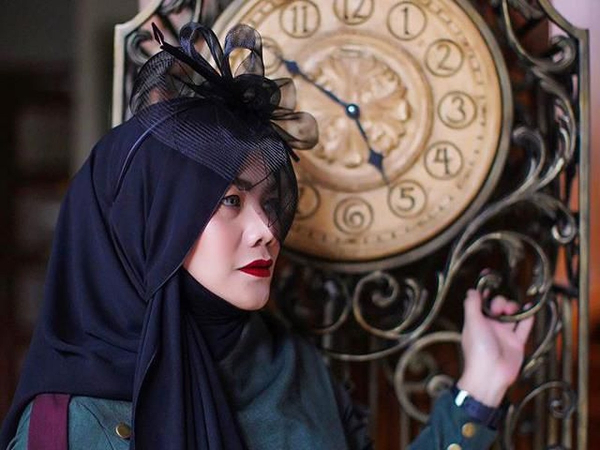 Kecantikan Sarita Abdul Mukti sering mendapatkan pujian dari publik&period; Ibu empat anak ini selalu tampil cantik dan alami&period; 