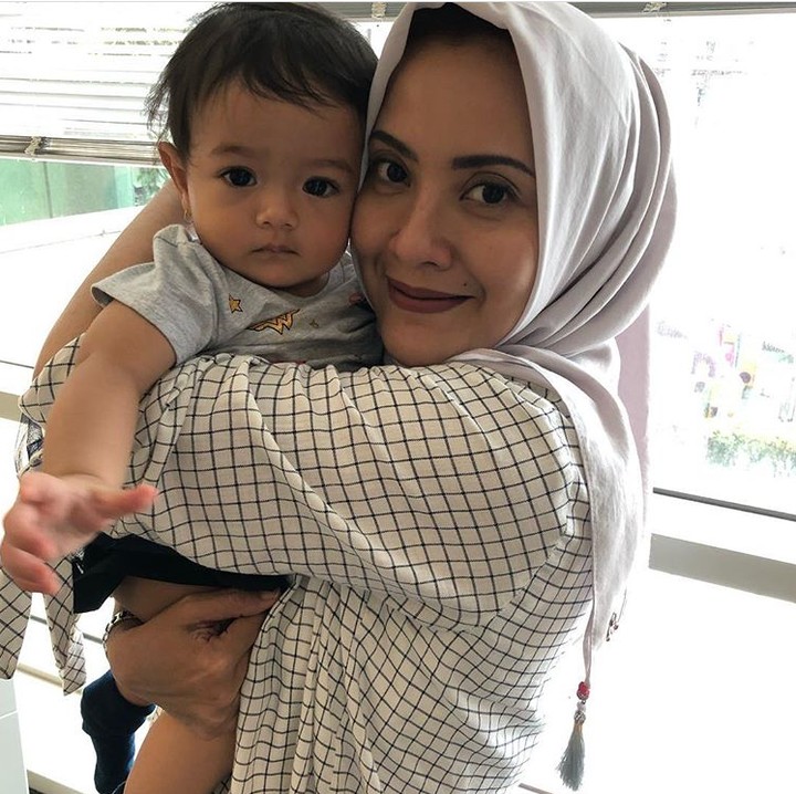<p>Ya, Sonny Septian adalah adik Elma Theana, Bun. Tuh, sayang banget ya Elma pada keponakannya. (Foto: Instagram/ @elmatheana)</p>