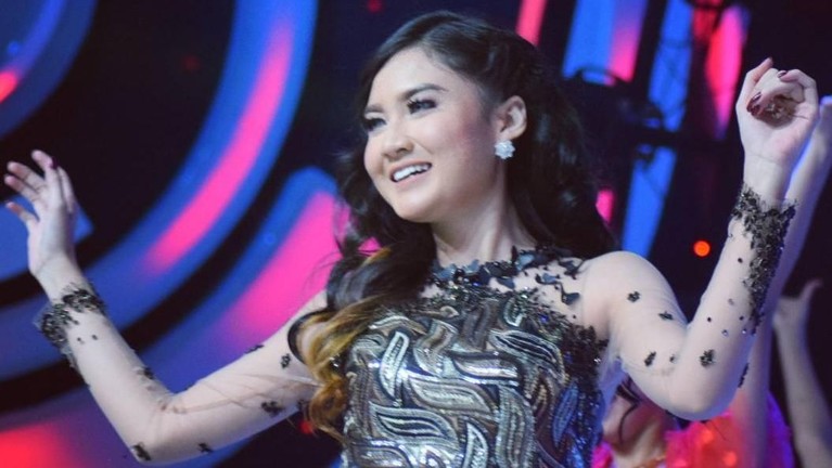 7 Potret Aksi Panggung Nella Kharisma Nella Kharisma merupakan salah satu penyanyi dangdut yang sedang bersinar di Indonesia. Berikut sejumlah potret aksi Nella ketika bernyanyi di atas panggung.