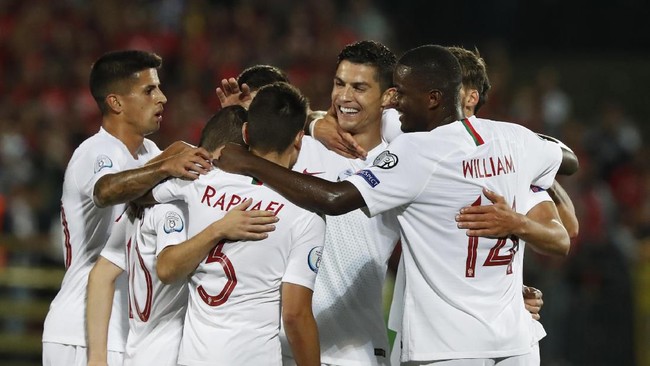 Cristiano Ronaldo berhasil mencetak empat gol ke gawang Lithuania. Berikut meme lucu yang beredar di dunia maya sebagai reaksi atas keberhasilan tersebut.