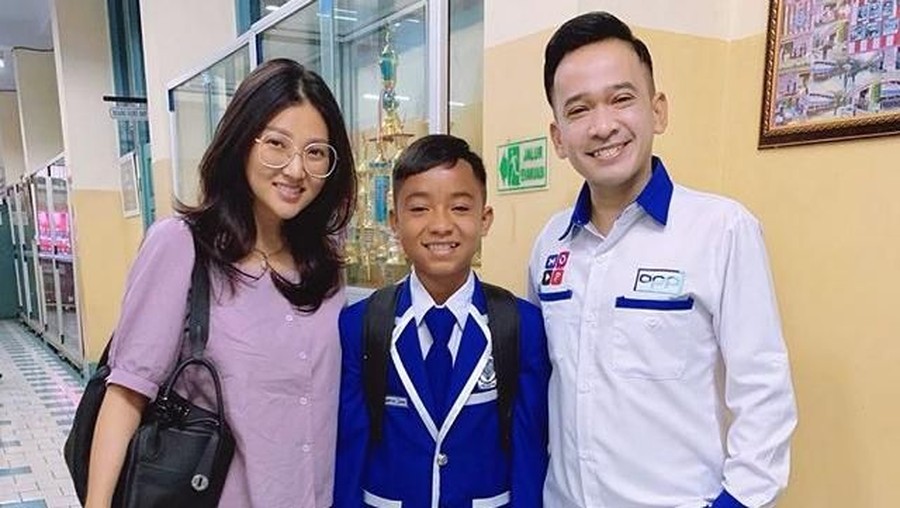 Betrand Peto Sekolah di Jakarta, Ruben Onsu: Kegiatan Pagiku Bertambah Betrand Peto mulai sekolah di Jakarta.
