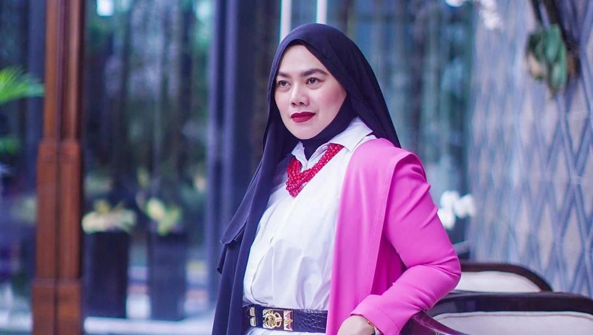 Kecantikan Sarita Abdul Mukti sering mendapatkan pujian dari publik&period; Ibu empat anak ini selalu tampil cantik dan alami&period; 