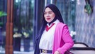Kecantikan Sarita Abdul Mukti sering mendapatkan pujian dari publik&period; Ibu empat anak ini selalu tampil cantik dan alami&period; 