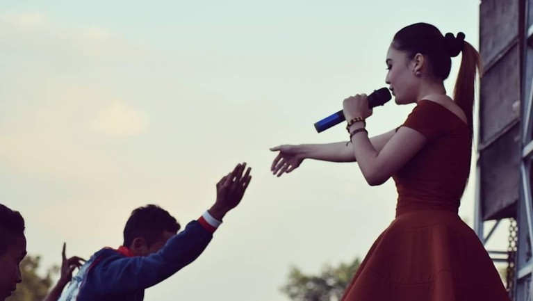7 Potret Aksi Panggung Nella Kharisma Nella Kharisma merupakan salah satu penyanyi dangdut yang sedang bersinar di Indonesia. Berikut sejumlah potret aksi Nella ketika bernyanyi di atas panggung.