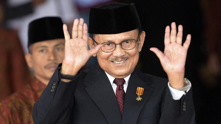 Doa dan ucapan duka mengalir dari masyarakat Indonesia atas meninggalnya BJ Habibie, termasuk para bunda seleb.