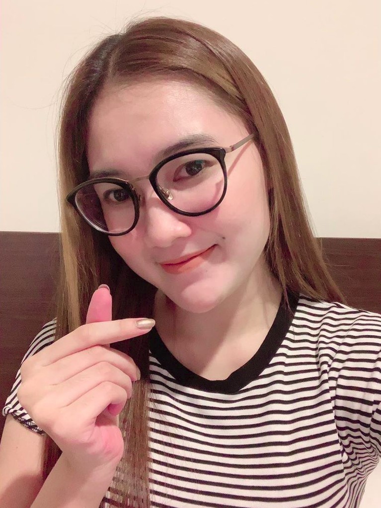 Sering Dikaitkan dengan Via Vallen, Ini 6 Potret Cantik Nella Kharisma Namanya sering disandingkan dengan Via Vallen, berikut enam potret cantik dari pelantun Balungan Kere, Nella Kharisma.