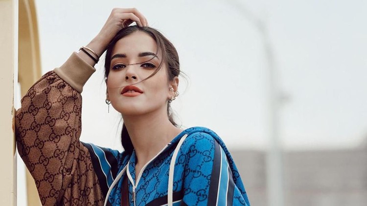 Tasya Farasya mengungkap tentang bahaya kosmetik palsu yang iklankan oleh para selebgram. Tapi, ia malah diserang oleh beberapa netizen dan pemilik online shop.