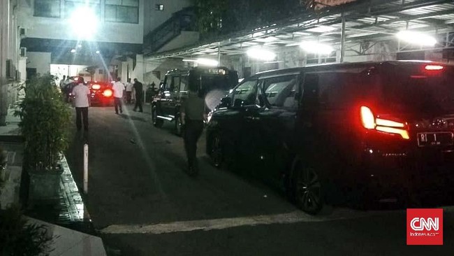 Presiden Joko Widodo tiba di RSPAD Gatot Subroto, Jakarta Pusat melayat mantan Presiden BJ Habibie. Presiden RI ke-3 itu meninggal dunia, Rabu (11/9) 18.05 WIB.