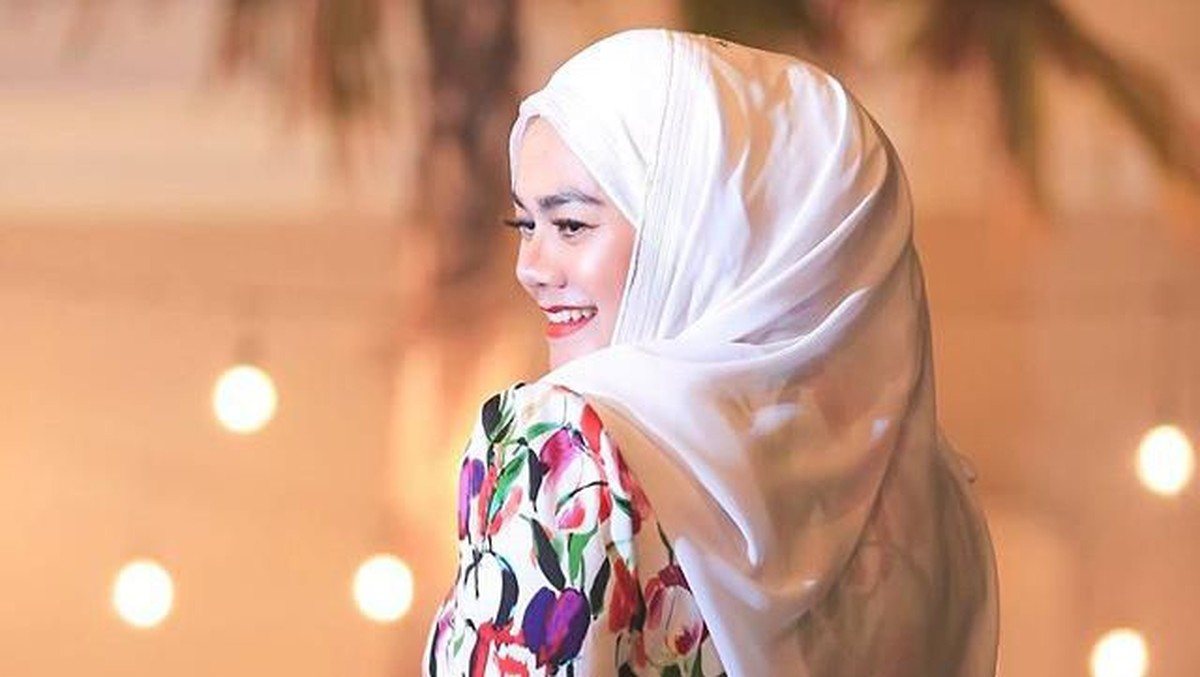 Kecantikan Sarita Abdul Mukti sering mendapatkan pujian dari publik&period; Ibu empat anak ini selalu tampil cantik dan alami&period; 