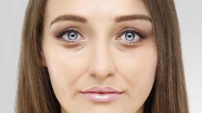 Di platform TikTok, orang-orang tengah ramai dengan tren make up membuat kantung mata palsu.