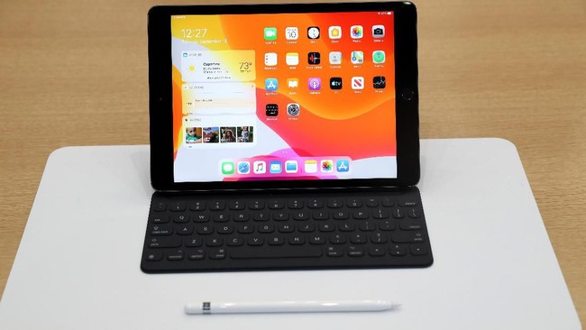 Apple turut memboyong iPad generasi ketujuh yang hadir dengan layar 10,2 inci yang dibanderol Rp4,6 juta.