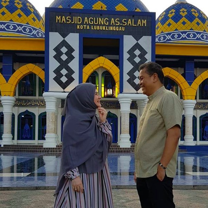 <p>Kini, Bunda berusia 54 tahun itu lebih banyak menghabiskan waktunya untuk memperdalam ilmu agama dan menikmati waktu bersama suaminya. (Foto: Instagram @astrie_ivo)</p>