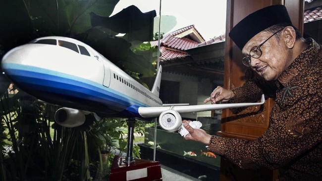 Pada sektor teknologi, Indonesia patut berbangga karena memiliki pahlawan yang mempelopori lahirnya pesawat buatan sendiri yakni Bacharudin Jusuf (BJ) Habibie
