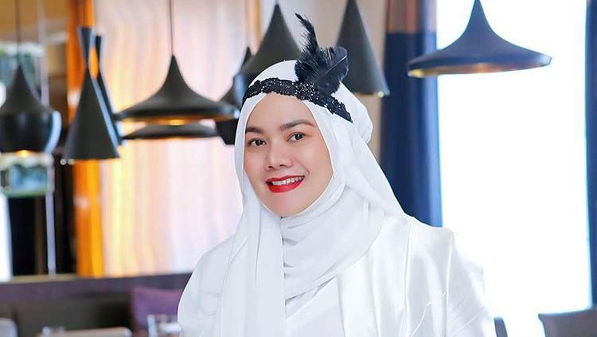 Kecantikan Sarita Abdul Mukti sering mendapatkan pujian dari publik&period; Ibu empat anak ini selalu tampil cantik dan alami&period; 