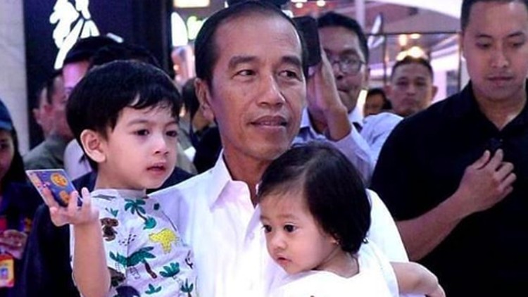 Jokowi sampai tertawa terbahak-bahak melihat kelucuan Jan Ethes di atas panggung.