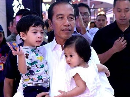 Tawa Jokowi Saat Nonton Pertunjukan Musik Jan Ethes di Sekolah
