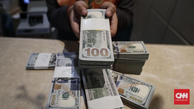 Nilai tukar rupiah berada di level Rp14.025 per dolar AS pada perdagangan, Senin (28/10) pagi, menguat 0,09 persen dibandingkan penutupan Jumat (25/10).
