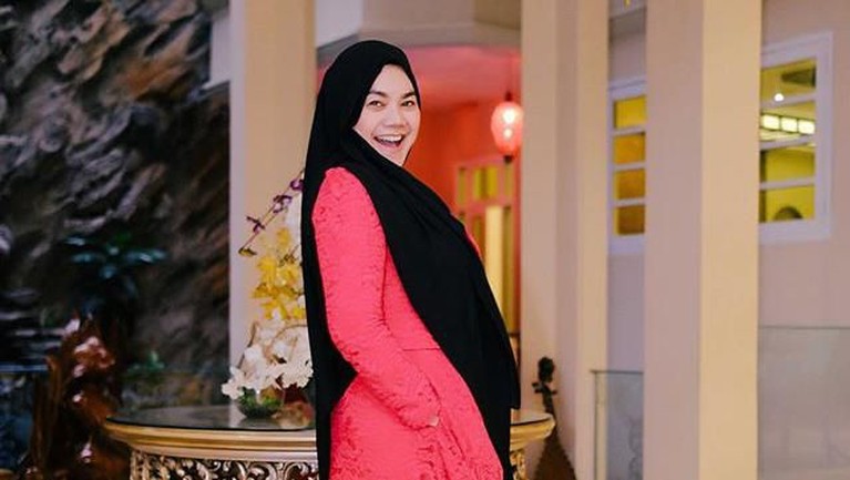 Kecantikan Sarita Abdul Mukti sering mendapatkan pujian dari publik. Ibu empat anak ini selalu tampil cantik dan alami. 