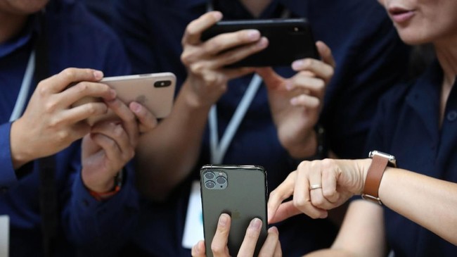 Memoji di Apple Watch bisa mengubah karakter Anda menjadi tampilan jam yang dianimasikan setiap kali memutar pergelangan tangan.