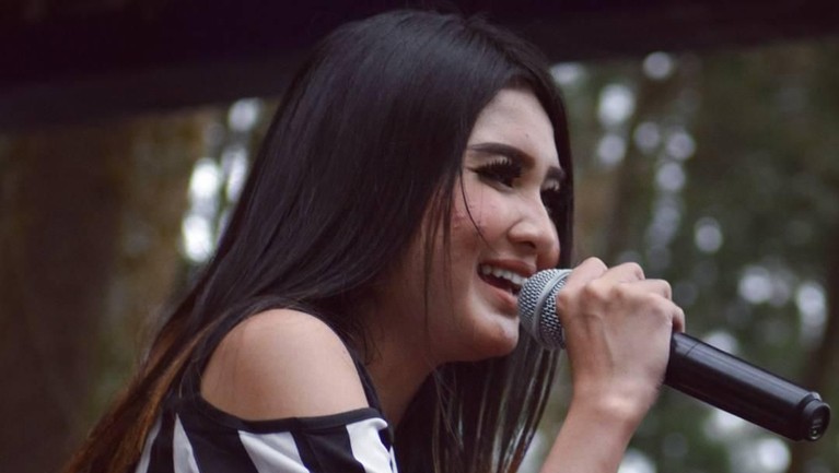 7 Potret Aksi Panggung Nella Kharisma Nella Kharisma merupakan salah satu penyanyi dangdut yang sedang bersinar di Indonesia. Berikut sejumlah potret aksi Nella ketika bernyanyi di atas panggung.