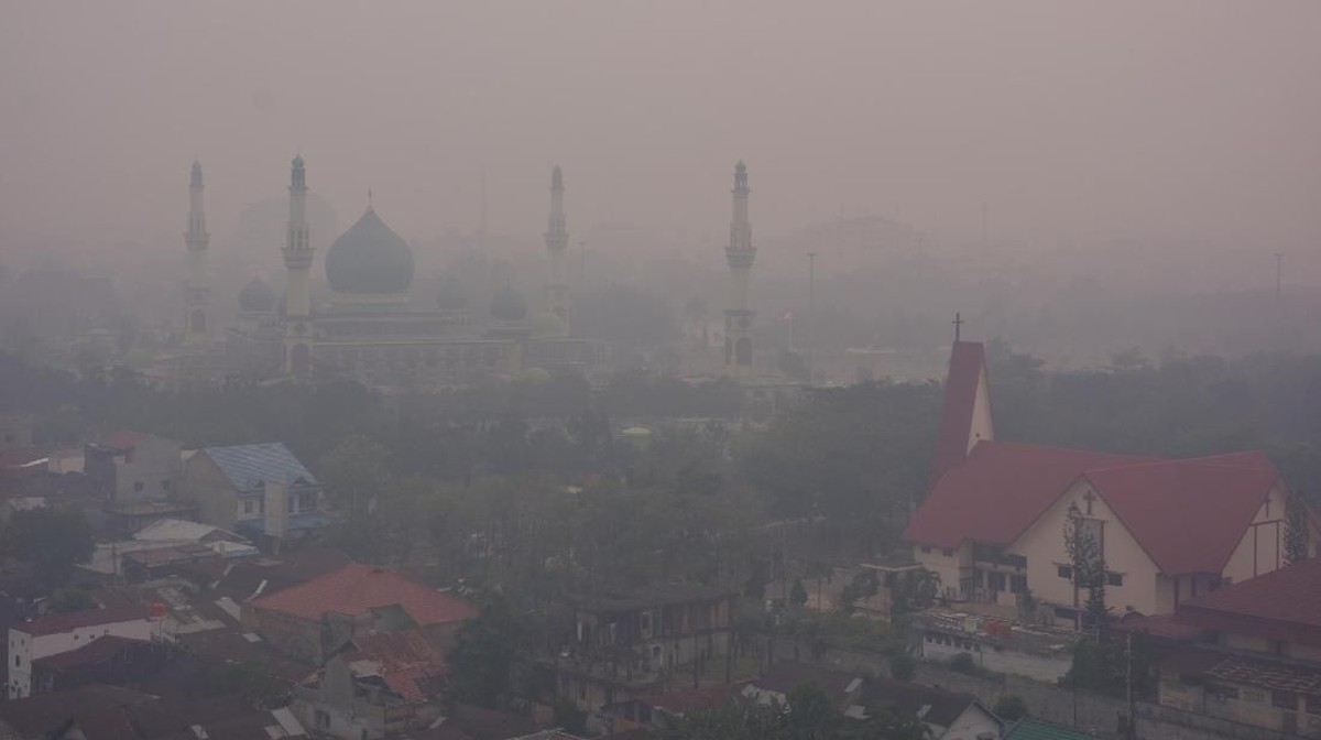 FOTO : Kelabu Pekanbaru Diselimuti Asap Pekat Karhutla