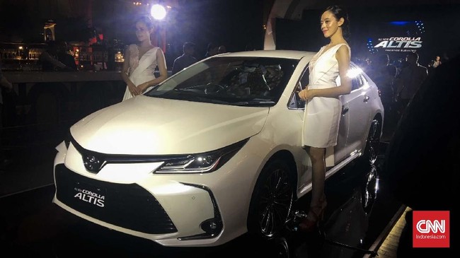 Toyota Corolla Altis mulai dijual di Indonesia dengan dua versi yaitu mesin bensin dan hybrid dengan dua jantung penggerak.