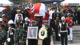 Jokowi di Makam Habibie: Selamat Jalan Mr Crack Sang Pionir